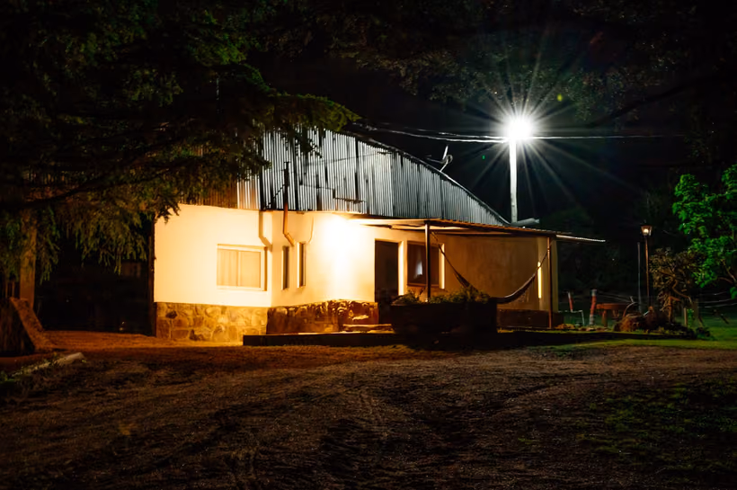 Los Cactus de noche, con la galería encendida