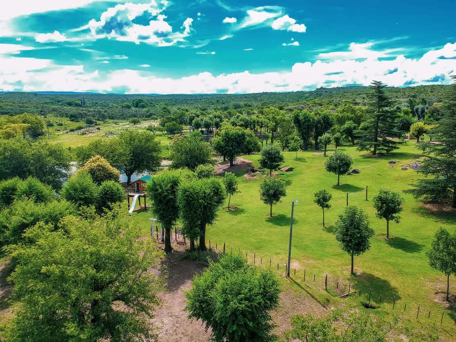 Vista aérea del monte serrano y los caminos internos del campo