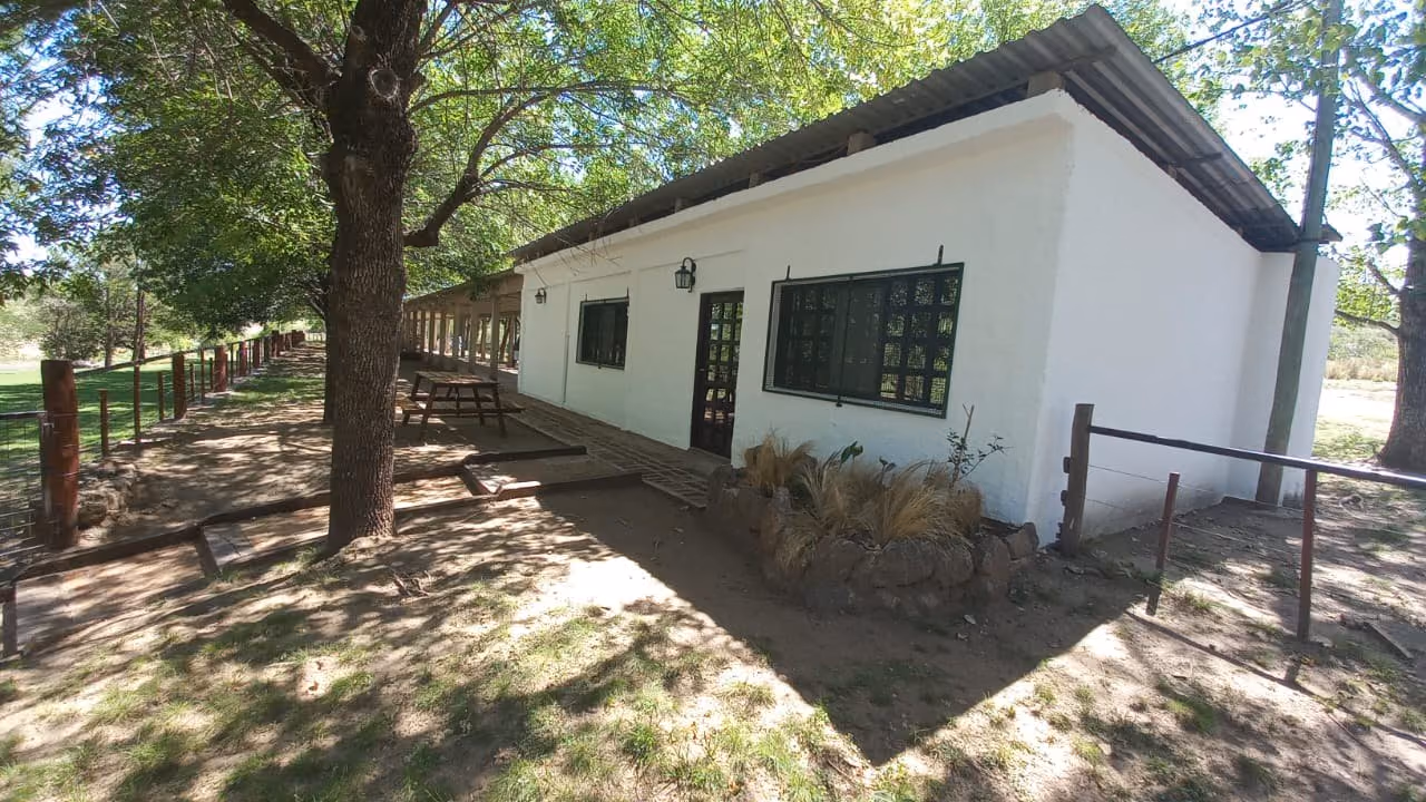Frente de Los Fresnos, con mesa de picnic bajo los árboles