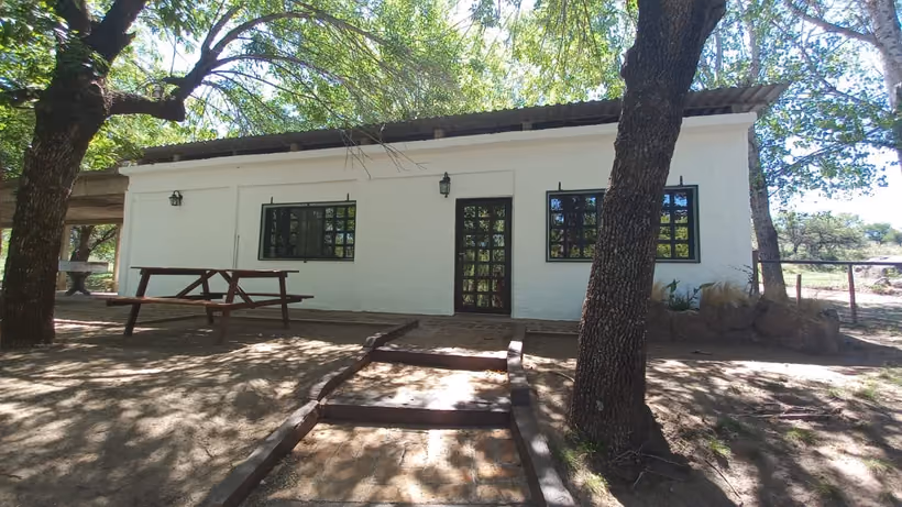 Vereda de ladrillo de Los Fresnos, entre sauces y fresnos