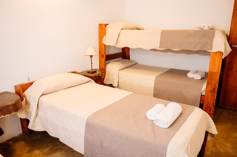 Dormitorio de Las Moras con cucheta de madera