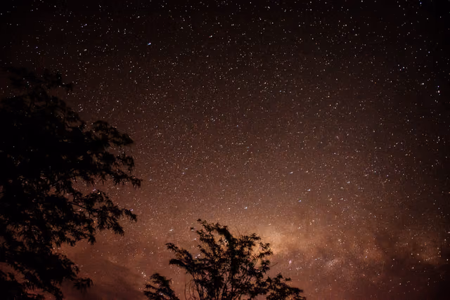 Cielo estrellado sobre el parque de la estancia