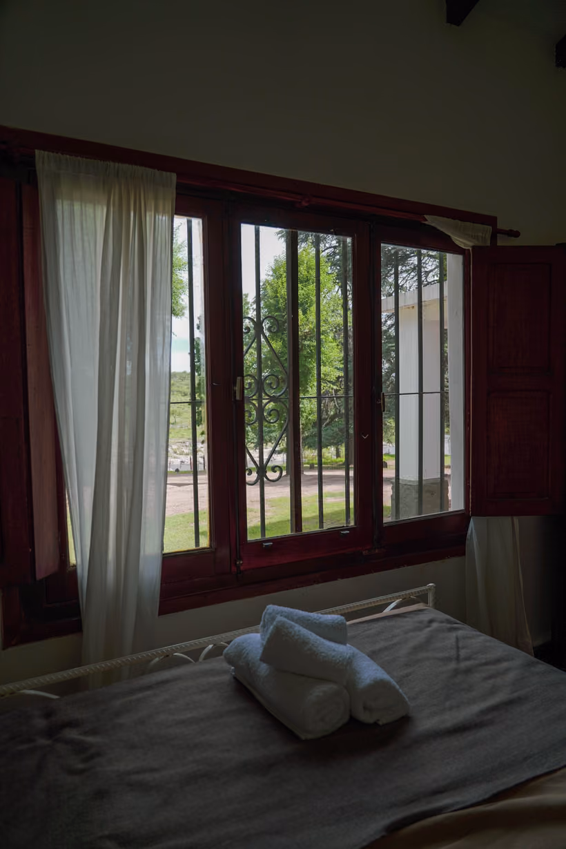 Dormitorio de Los Pinares con ventana al parque