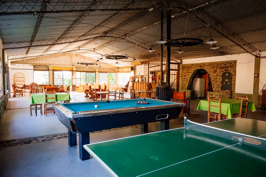 Interior del quincho, con mesa de pool y ping pong