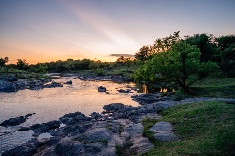Un remanso del río con playa de arena